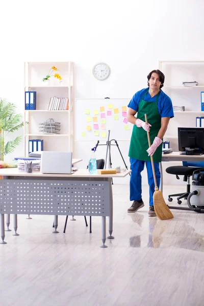 Männlich handsome professionell cleaner working im die büro — Stockfoto