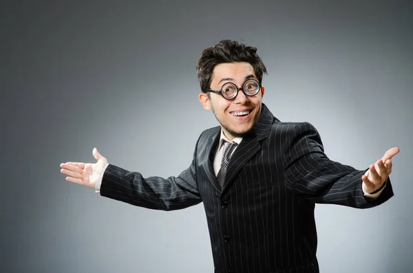 Homem de negócios nerd engraçado no estúdio escuro — Fotografia de Stock
