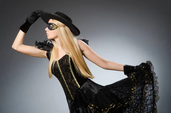 海賊衣装の女性-ハロウィーンのコンセプト — ストック写真