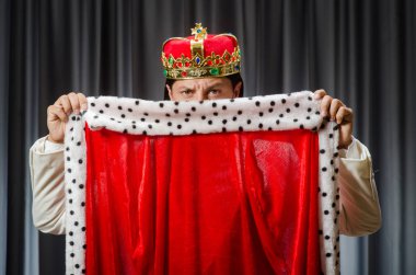 Taç giyme kavramı taç giyen komik kral