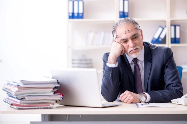 Bianco barbuto vecchio imprenditore dipendente infelice con eccessivo wo — Foto Stock