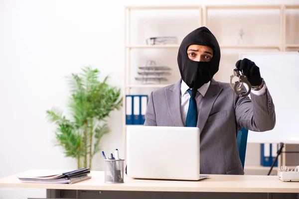 Gángster masculino robando información de la oficina —  Fotos de Stock