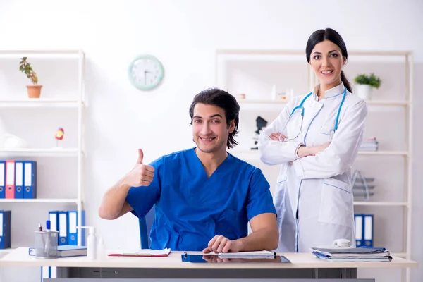 Twee jonge artsen die in de kliniek werken — Stockfoto