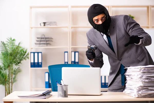 Männlicher Gangster stiehlt Informationen aus Büro — Stockfoto