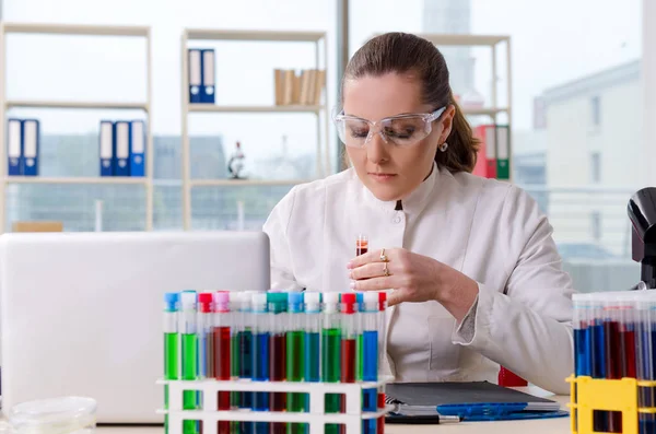 Química feminina a trabalhar no laboratório médico — Fotografia de Stock