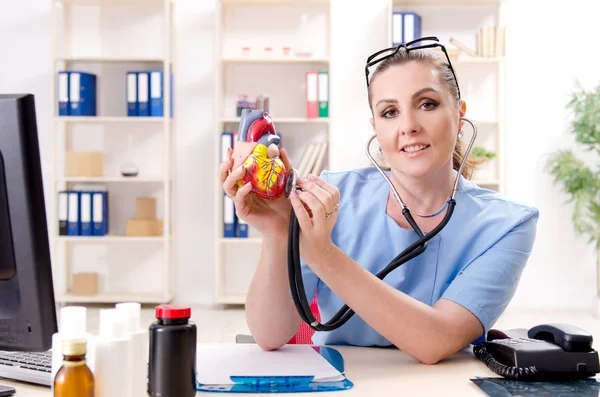 Médica cardiologista trabalhando na clínica — Fotografia de Stock