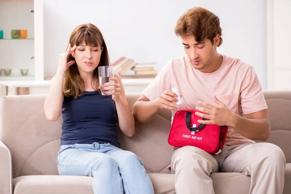 Junge Familie lässt sich mit Verbandskasten behandeln — Stockfoto