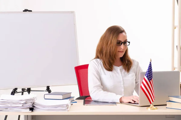 Vrouwelijke Engels leraar voor whiteboard — Stockfoto