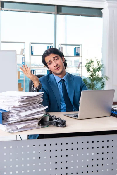Angeketteter männlicher Angestellter unzufrieden mit exzessiver Arbeit — Stockfoto