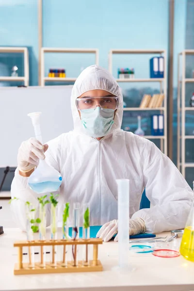 Homme biotechnicien chimiste travaillant dans le laboratoire — Photo