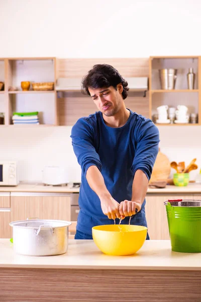 Joven en fuga de agua del concepto de vecinos — Foto de Stock