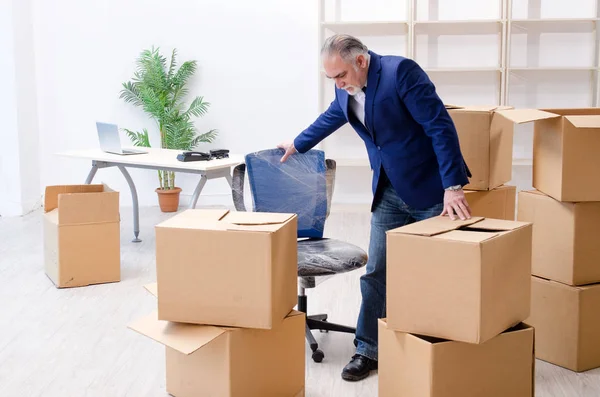 Verouderde zakenman verhuist naar nieuwe werkplek — Stockfoto