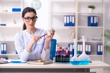 Laboratuvarda çalışan genç bir kadın arkeolog. 