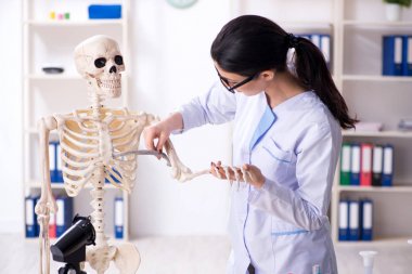 Laboratuvarda çalışan genç bir kadın arkeolog. 