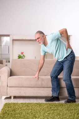 Beyaz sakallı yaşlı adam evde acı 