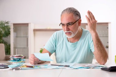 Bütçe planlama konseptinde beyaz sakallı yaşlı adam 