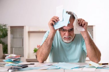 Bütçe planlama konseptinde beyaz sakallı yaşlı adam 