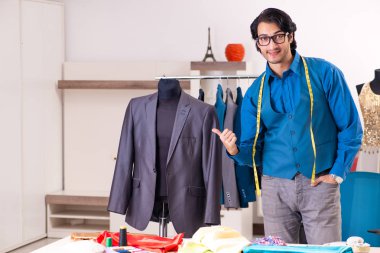 Atölyede çalışan genç bir terzi. 