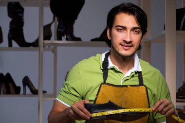 Geceleri atölyesinde genç Ayakkabıcılık 