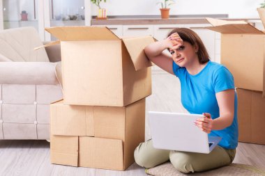 Yeni daire için hareketli orta yaşlı bir kadın 