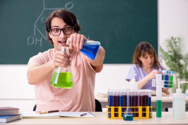 İki kimyagerler Öğrenciler sınıfta 