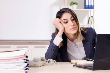 Ofiste çalışan genç bir bayan işçi. 