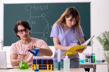 İki kimyagerler Öğrenciler sınıfta 