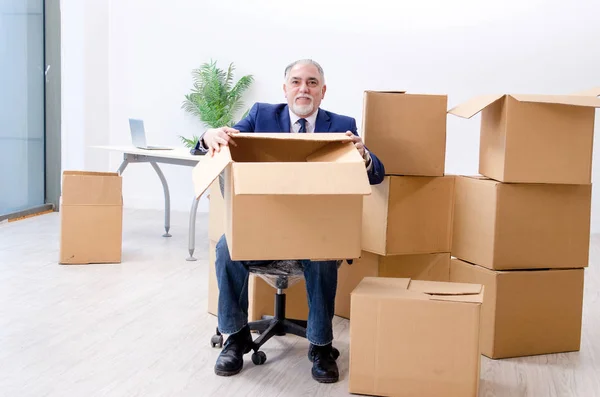 Uomo d'affari anziano che si trasferisce in un nuovo posto di lavoro — Foto Stock