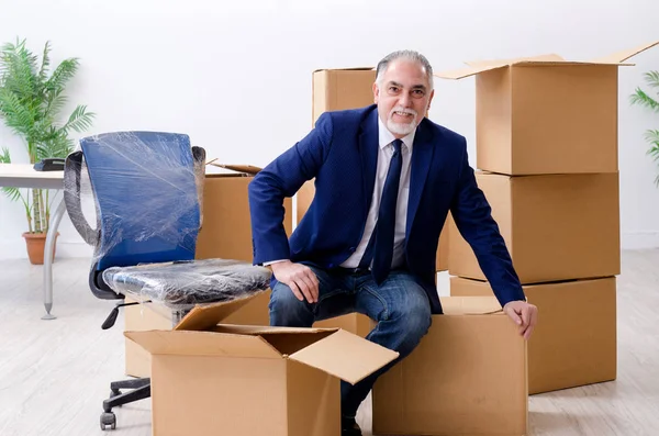 Hombre de negocios envejecido que se traslada a un nuevo lugar de trabajo —  Fotos de Stock