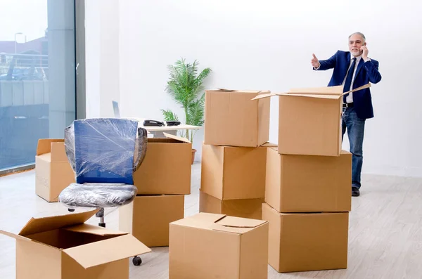 Empresário envelhecido se mudando para novo local de trabalho — Fotografia de Stock