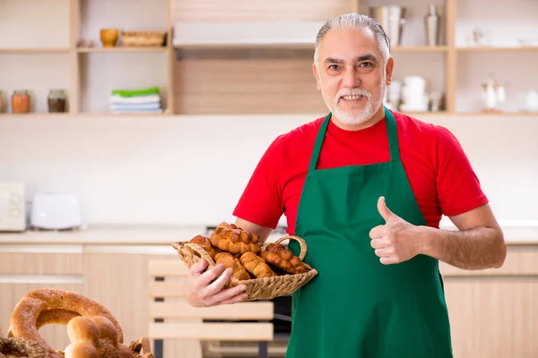 Régi férfi baker dolgozik a konyhában — Stock Fotó