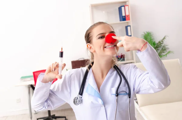Забавная женщина-врач работает в клинике — стоковое фото