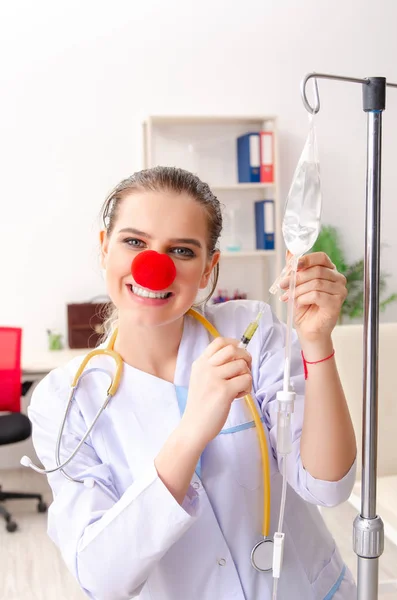 Забавна жінка-лікар працює в клініці — стокове фото