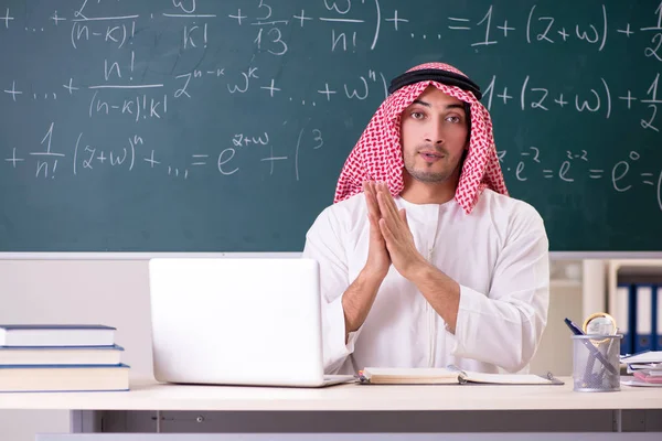 Kara tahta önünde Arap öğretmen — Stok fotoğraf