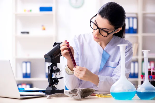 Joven arqueóloga que trabaja en el laboratorio —  Fotos de Stock