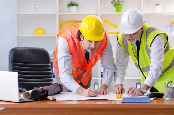 Dois colegas engenheiros que trabalham em projeto — Fotografia de Stock