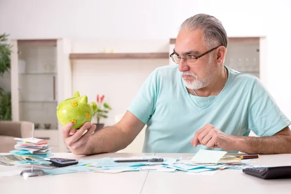 Viejo barbudo blanco en concepto de planificación presupuestaria —  Fotos de Stock