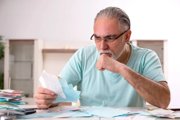 Weißbärtiger alter Mann in Haushaltskonzept — Stockfoto