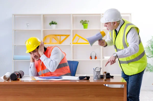 Dois colegas engenheiros que trabalham em projeto — Fotografia de Stock