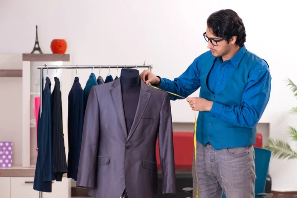 Jeune tailleur masculin travaillant à l'atelier — Photo