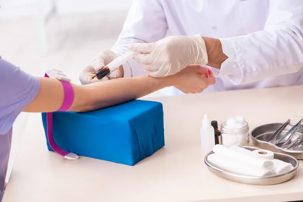 Paciente femenina durante el procedimiento de muestreo de sangre — Foto de Stock