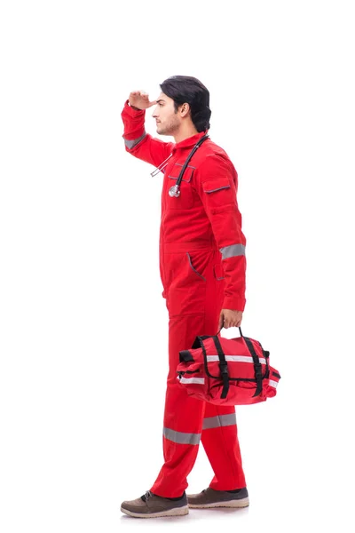 Jeune ambulancier en uniforme rouge isolé sur blanc — Photo