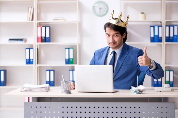 Young king businessman working in the office — Stock Photo, Image