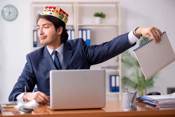 Jeune homme d'affaires roi travaillant dans le bureau — Photo