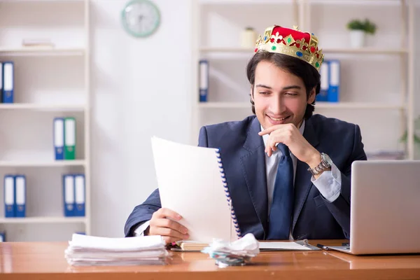 Fiatal király üzletember dolgozik az irodában — Stock Fotó