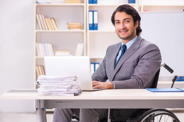 Junge hübsche Angestellte im Rollstuhl im Büro — Stockfoto