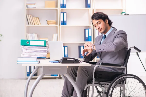 Joven empleado guapo en silla de ruedas en la oficina —  Fotos de Stock