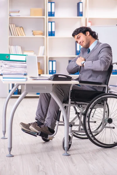 Junge hübsche Angestellte im Rollstuhl im Büro — Stockfoto