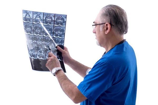 Witte baard oude arts radioloog werken in kliniek — Stockfoto