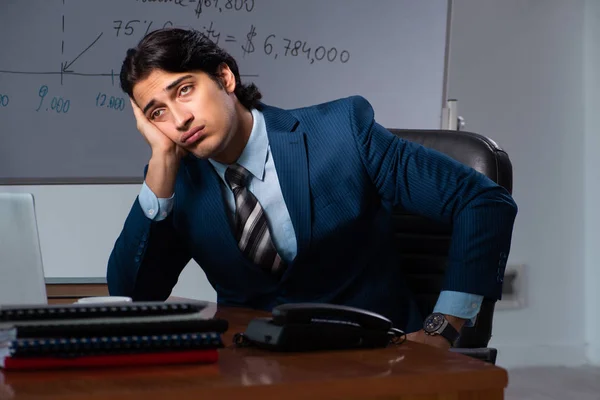 Finanzspezialist arbeitet spät im Büro — Stockfoto